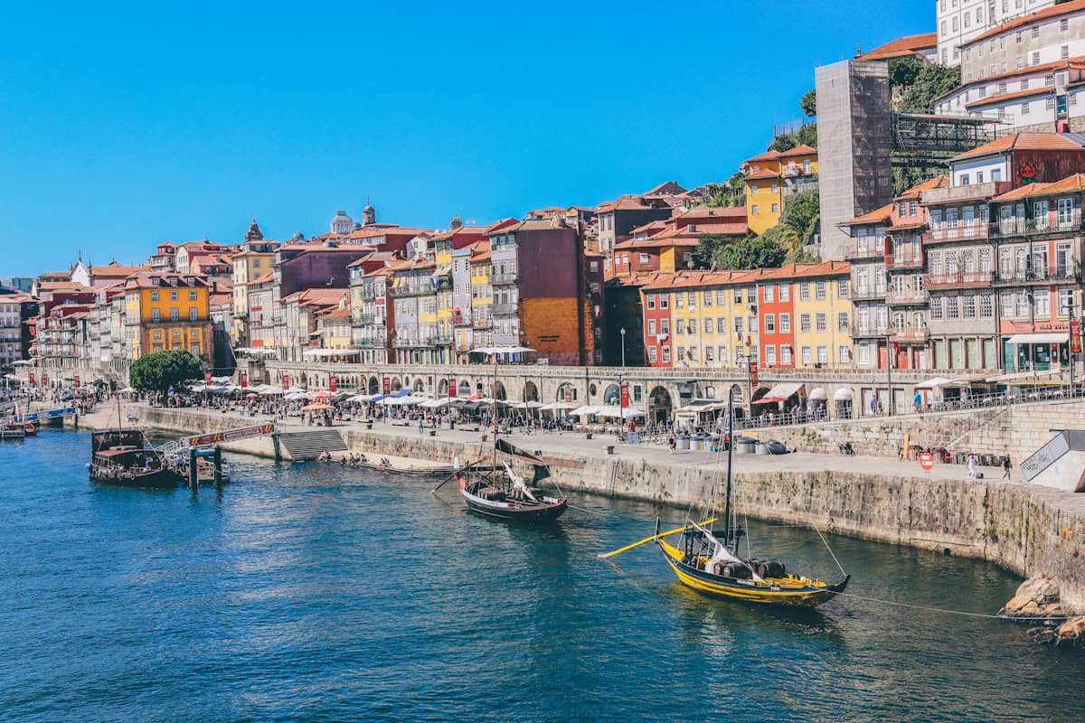 Vue sur le quartier Ribeira et le pont Dom-Luís à Porto