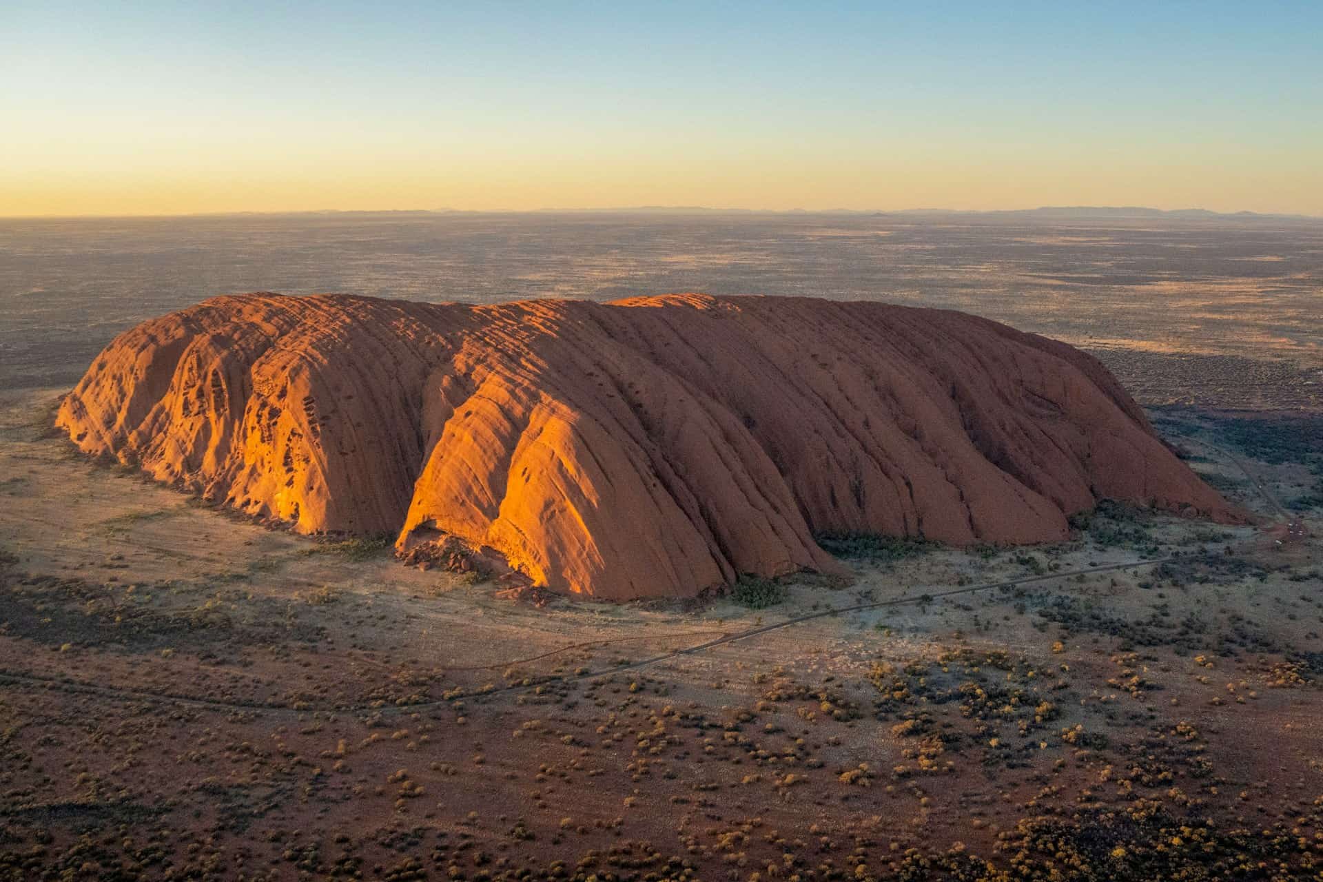 Uluru au lever du soleil, lumière dorée sur le rocher rouge, Red Centre australien