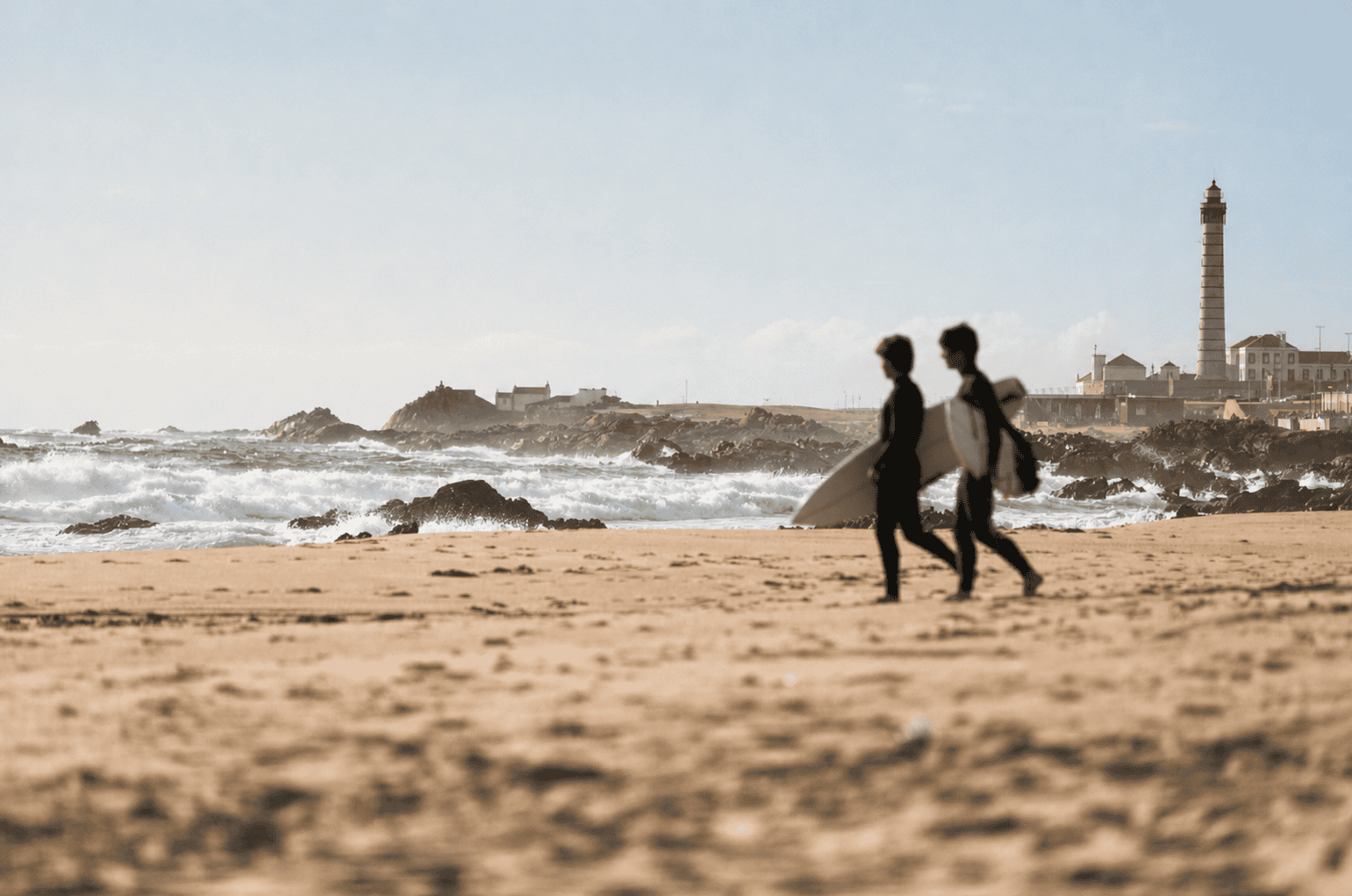 Surfeurs à Matosinhos
